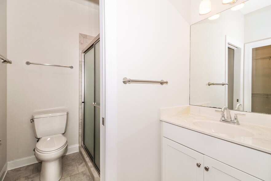 Building Photo - 196 Glenshee Ct