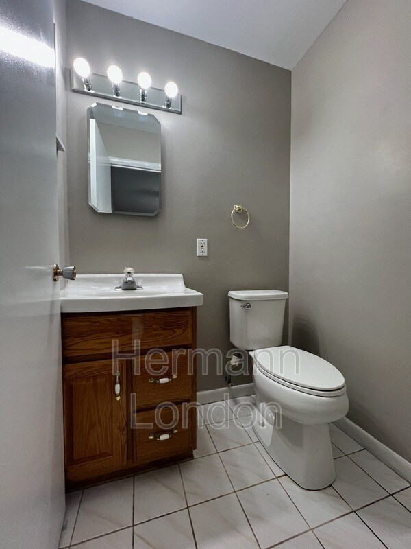 Building Photo - 750 Blackbird Dr