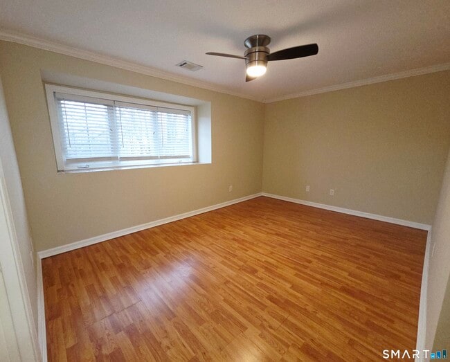 Building Photo - 12 W Meadow Ln