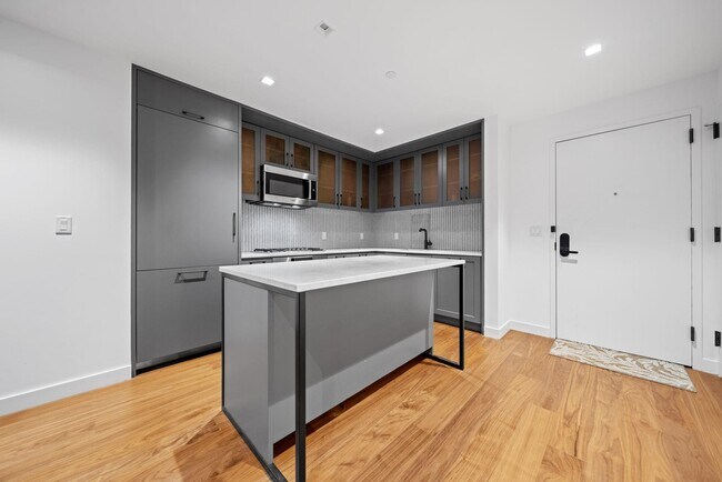 Building Photo - 2 Shore Ln