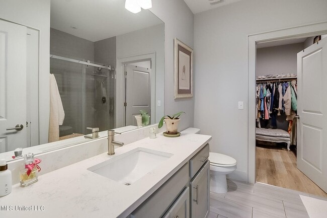 Building Photo - 2 Bed 2 Bath Condo - Open Concept at the I...