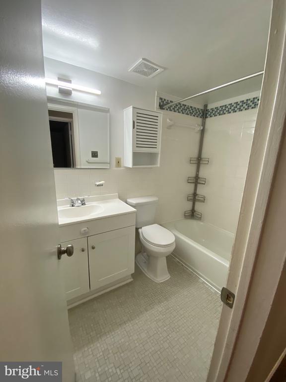 Building Photo - 1533 Colonial Dr