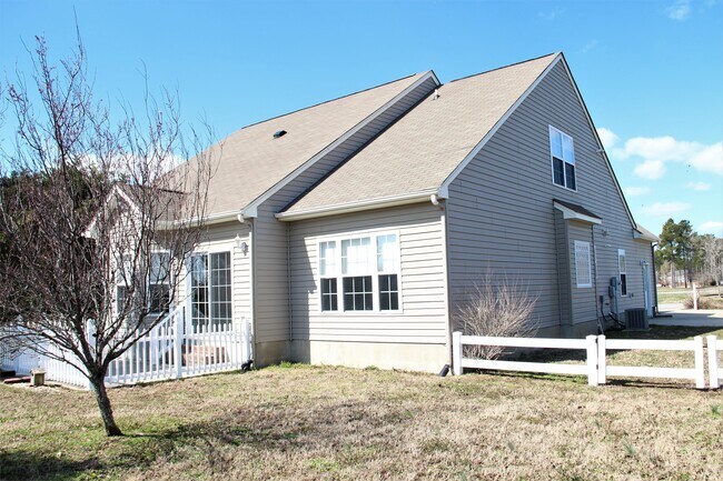 Building Photo - 205 Queenswood Blvd
