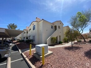 Building Photo - Charming 2Bed/2Bath 1st Floor Condo nestle...