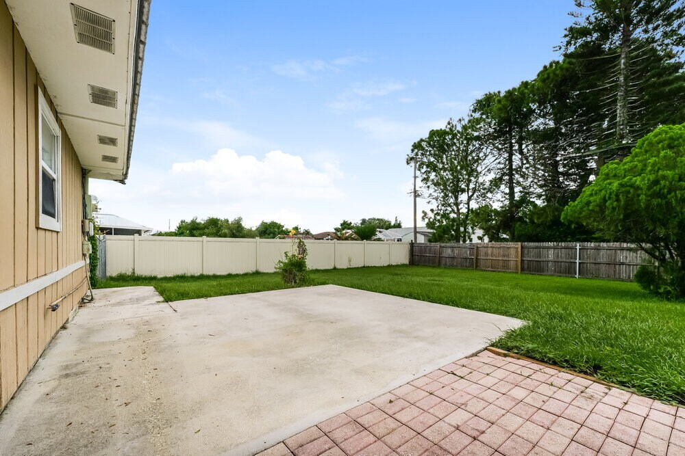 Building Photo - 357 NW Hibiscus St