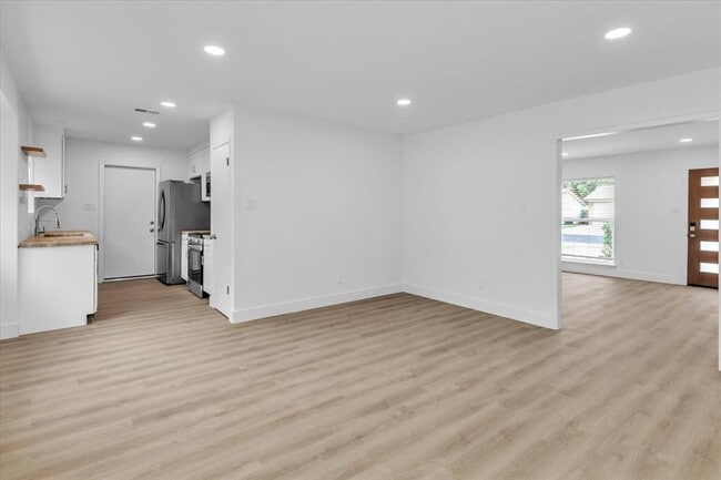 Building Photo - 1411 Manford Hill Dr