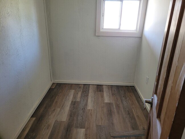 Building Photo - 3 BR 1 Bath - Complete Interior Remodel!