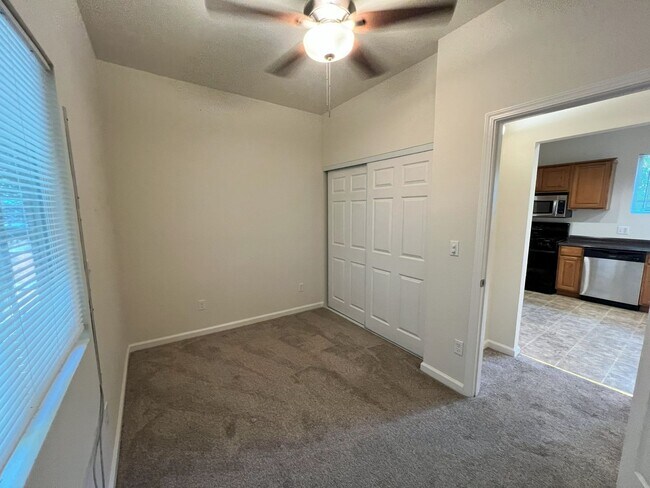 Building Photo - Beautiful 3 bedroom, 1 bathroom home locat...