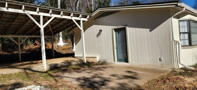 Building Photo - Completely Remodeled 3 Bed / 2 Bath Home 1,704 SF