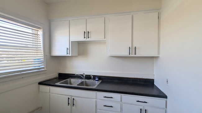 Building Photo - 825 W Jefferson St