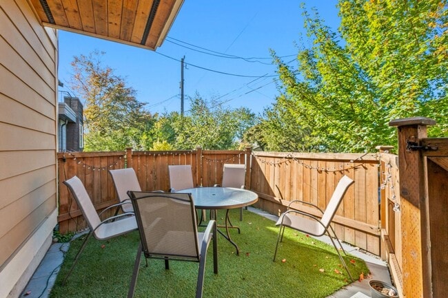 Building Photo - 2bd/1.5ba Seattle Townhouse