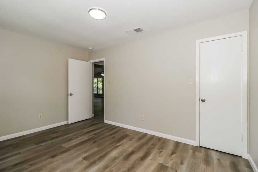 Building Photo - 114 Cloverleaf St