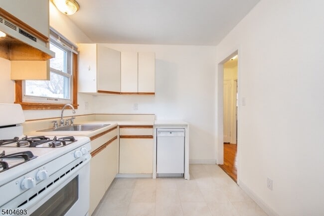 Building Photo - 116 Edison St