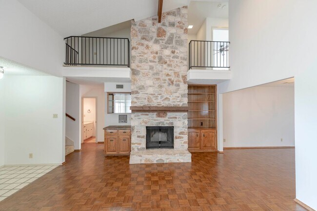 Building Photo - Charming Condo with Golf Course Views in O...