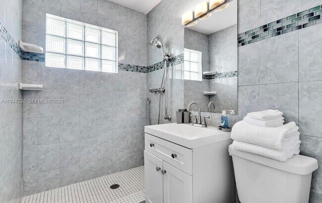 Building Photo - 211 SE 3rd St