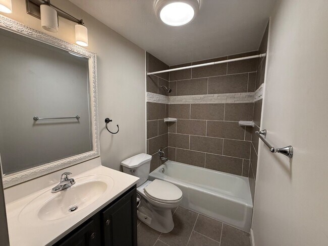 Building Photo - 823 Mathews Rd