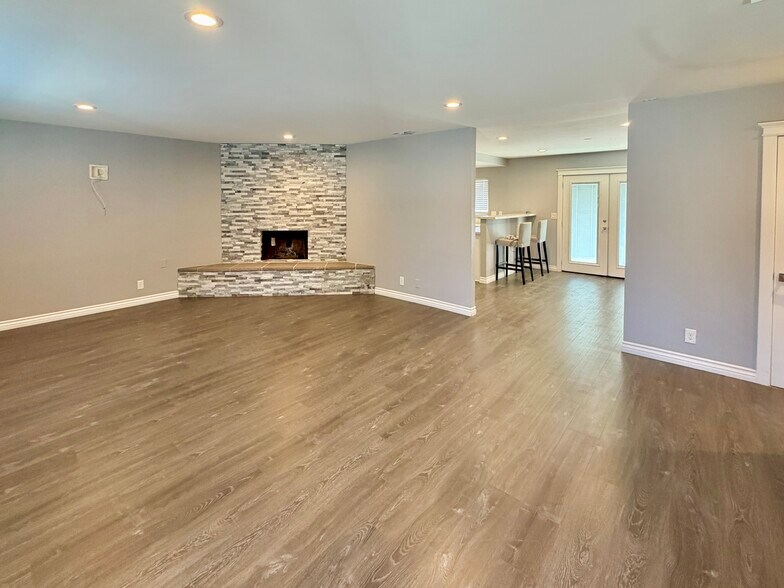 Building Photo - 1017 W Casmalia St