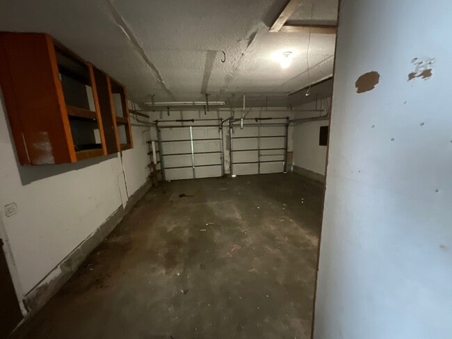 Building Photo - 3 bed, 1 1/2 bath, 2 car garage