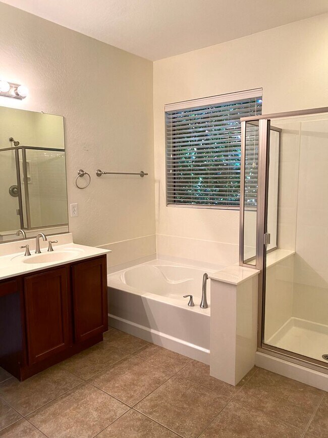 Building Photo - **BEAUTIFUL 3BEDROOM/2BATHROOM HOME LOCATE...