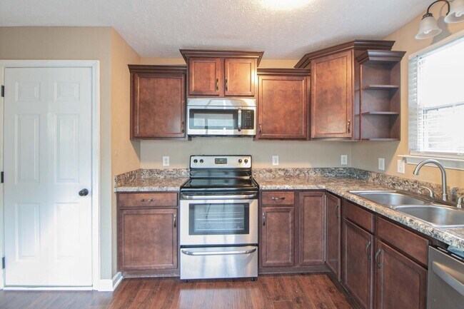 Building Photo - 570 Somerset Ln