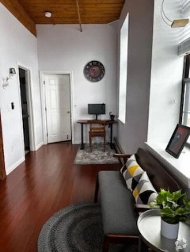 Building Photo - 1 bed 1 bath unit in a historic mill build...