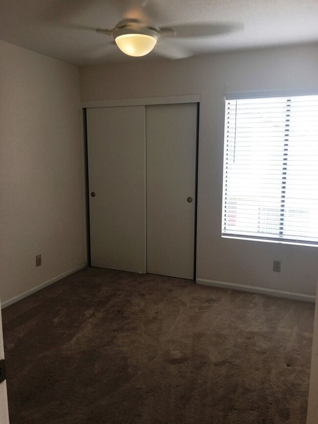 Building Photo - Updated End Unit 3 Bedroom Townhome