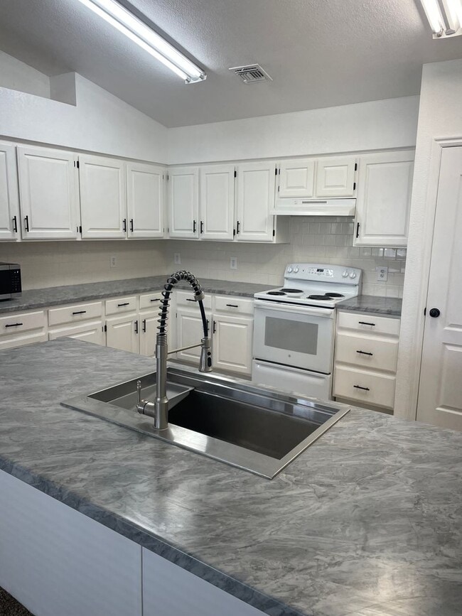Building Photo - Great 3 bedroom, 2 bathroom home in Hurric...