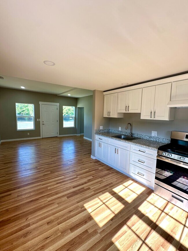 Building Photo - Beautiful 3 bedroom 3 bath Two Story House