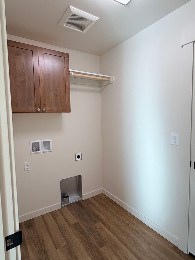 Building Photo - BRAND NEW construction! 3 beds, 2 baths, double garage, deck with VIEWS and more!