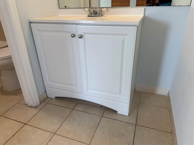 Building Photo - 9930 Twin Lakes Dr