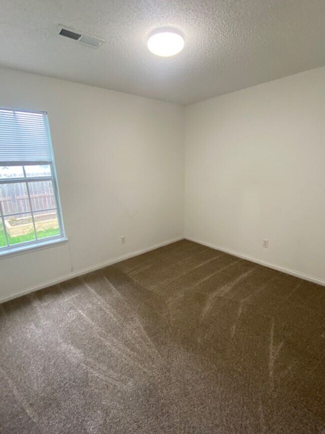 Building Photo - Super Cute 3 Bedroom Home Coming Soon!