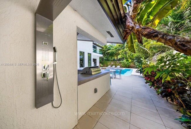 Building Photo - 3900 Douglas Rd