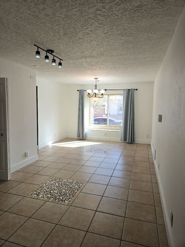 Building Photo - 4 Bedroom, 3 Bathroom! Lovely Home!