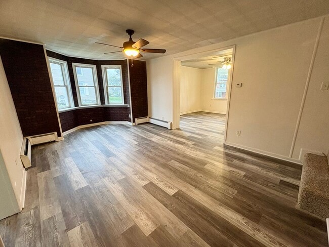 Building Photo - 3 Bedroom 1 Bathroom in Lebanon!