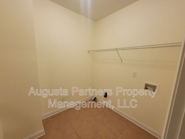Building Photo - 420 Bowen Falls