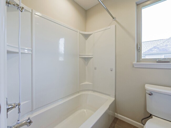 Building Photo - AVAILABLE NOW! Stunning 5-Bedroom Home in ...