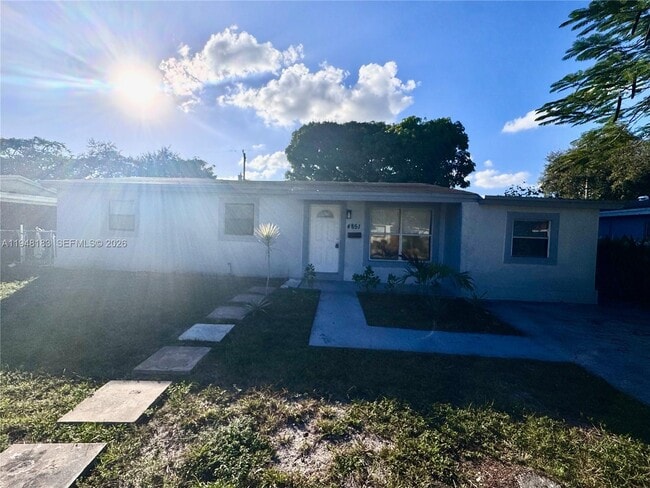 Building Photo - 4851 SW 44th Ave