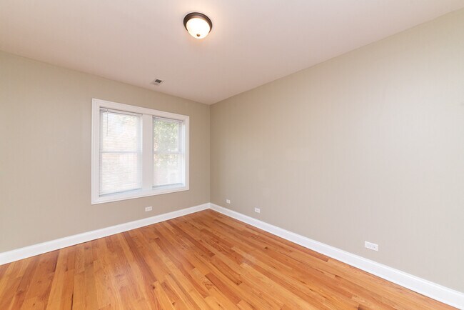 Building Photo - 1503 W Albion Ave