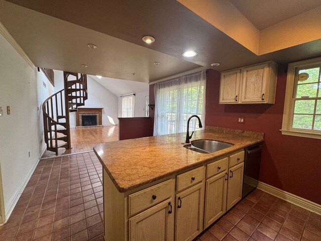 Building Photo - 102 Ravenwood Pl