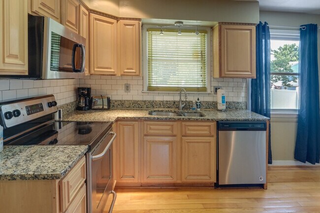 Building Photo - 9305 Pine View Ln