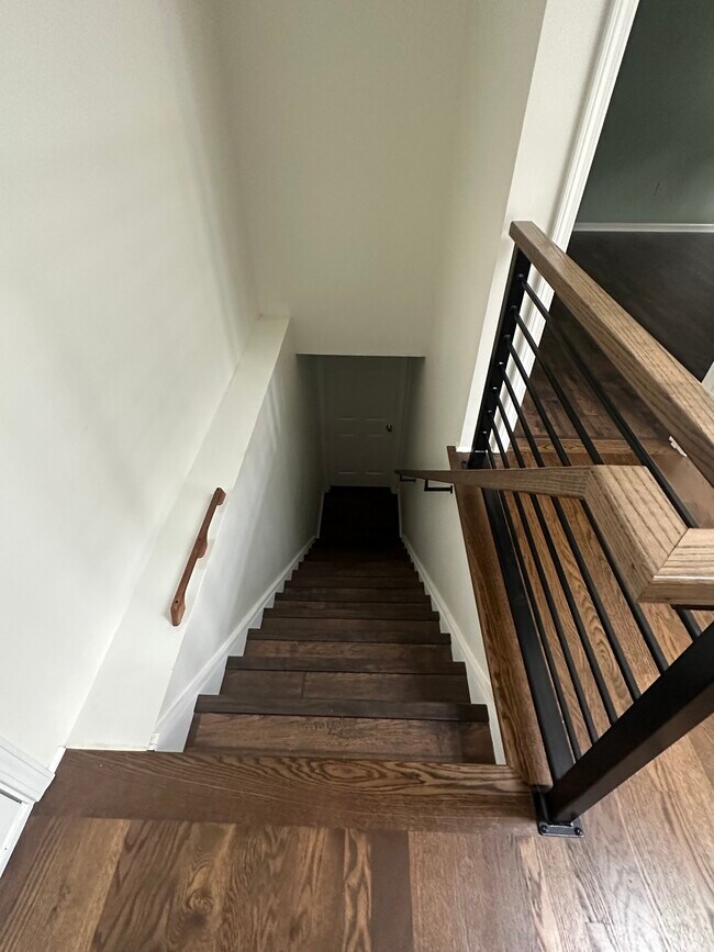 Building Photo - 4934 Claredon Pl