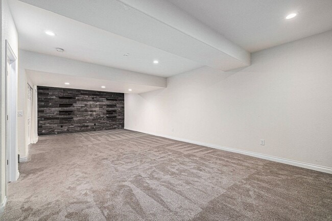 Building Photo - 231 Back Nine Dr