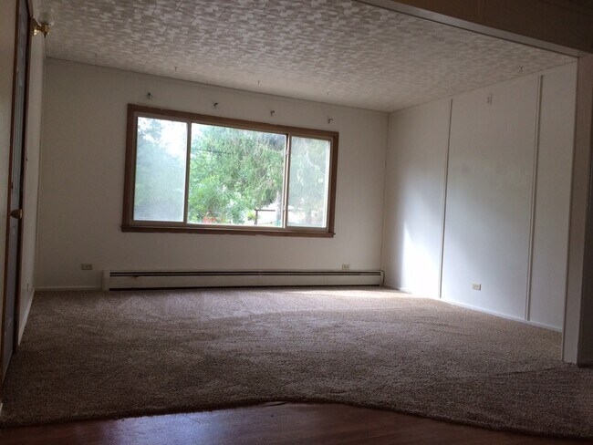 Living room - 211-225 Weston Ave