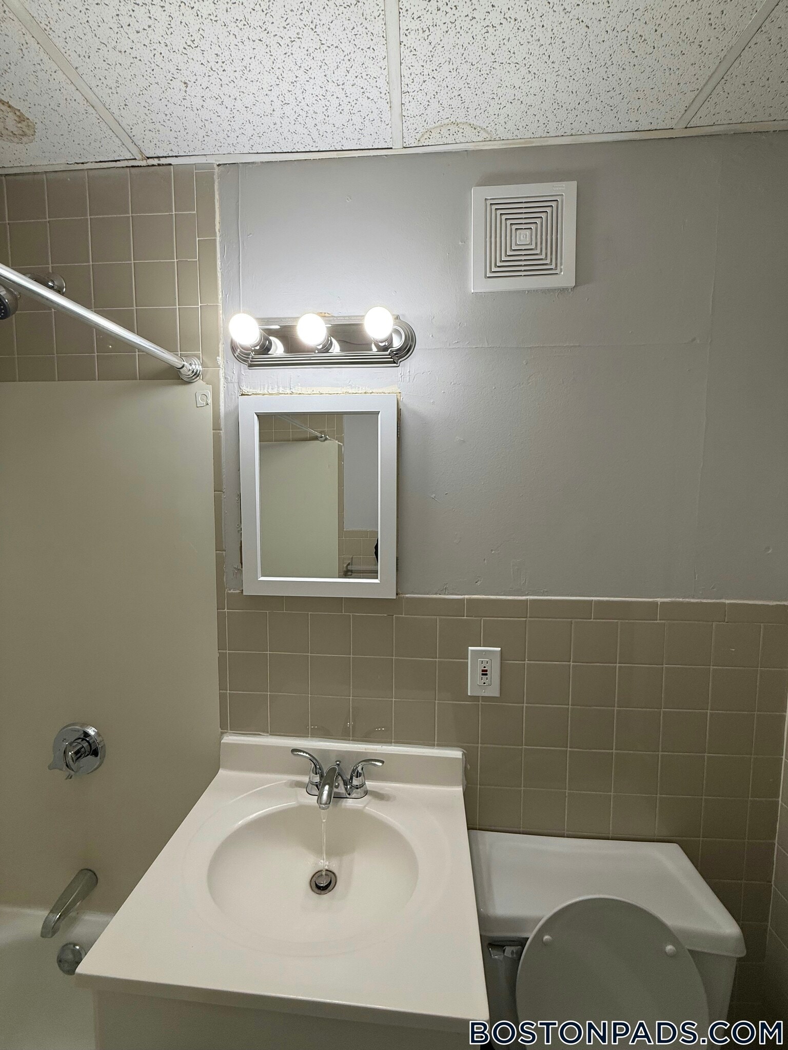 Building Photo - 44 Estes St