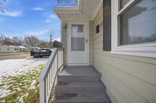 Building Photo - 723 Woodfin Rd