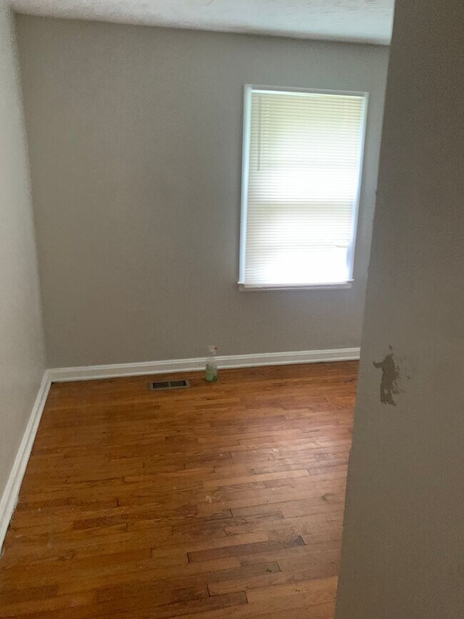 Building Photo - COMING SOON 3 Bed 1 bath