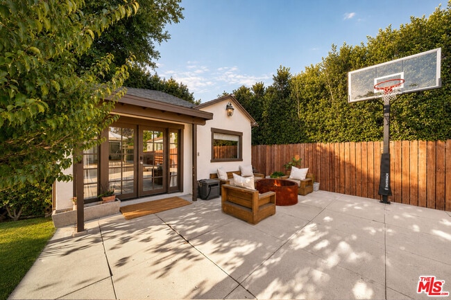Building Photo - 6537 Moore Dr