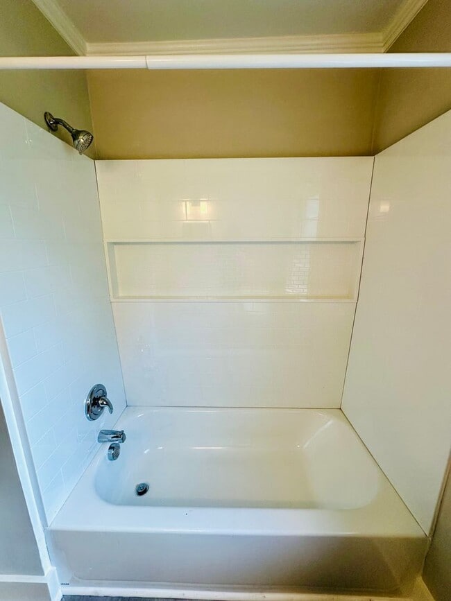 Building Photo - HINTON AVENUE - 4 Bedroom - Perfect for UNCW/Students Welcome & minutes to Wrightsville Beach!