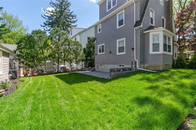 Building Photo - 25903 Pembroke Ave