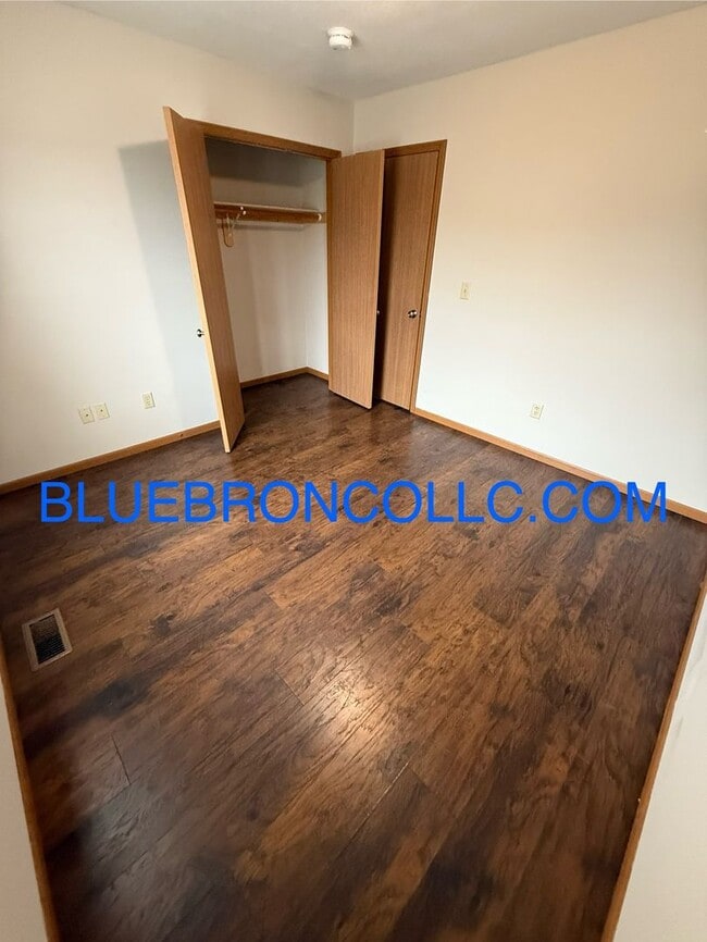 Building Photo - Georgous duplex in Raymore with a lot to offer!